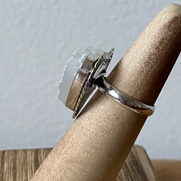 SELENITE GEMSTONE RING STAMPED 925 SILVER PLATED SIZE 6 - Picture 3 of 9